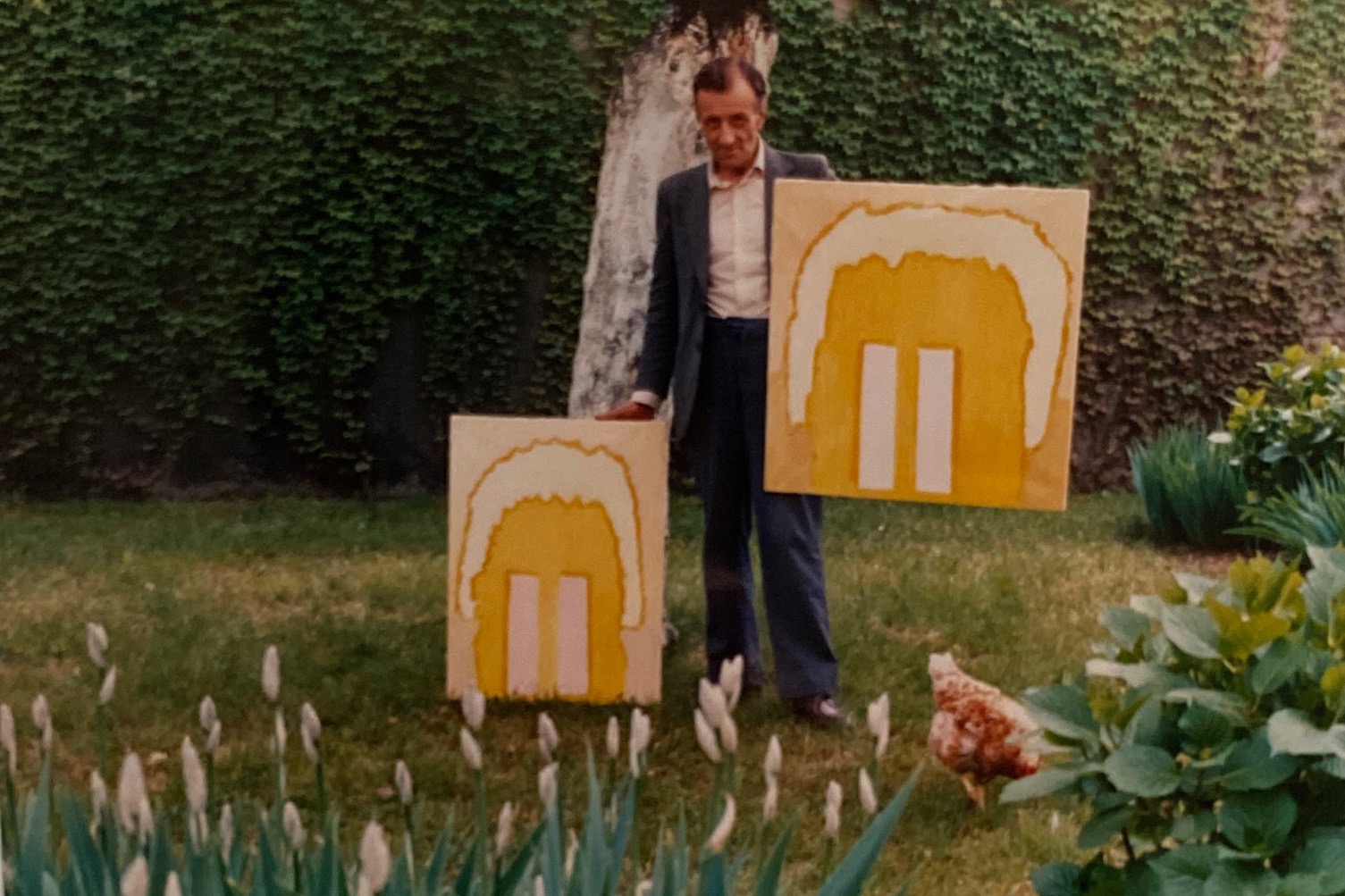 Edoardo Fraquelli nel giardino
dello spazio di Merate, 1978